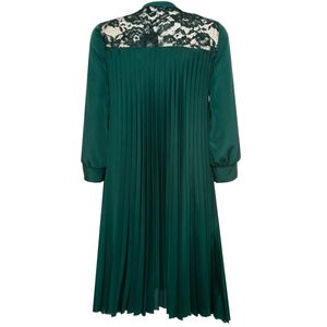 Pleated dress with lace on the shoulders