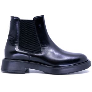 Black leather ankle boot with shiny finish