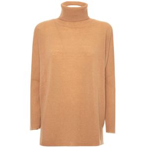 Oversized turtleneck in wool yarns