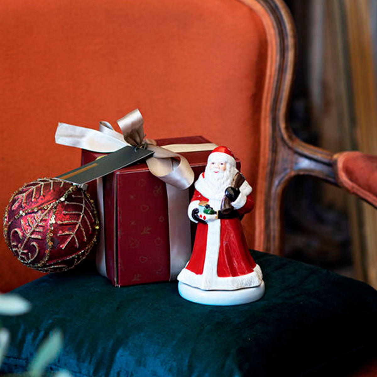 Babbo Natale Decorativo per Vetrine e Negozi Statuina di Babbo Natale con Abito e Finta Pelliccia Altezza 83 Centimetri Idea Regalo Natale
