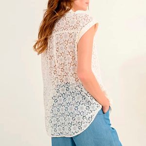 Short sleeve shirt with lace back