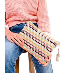 Pochette multicolor con grafica geometrica