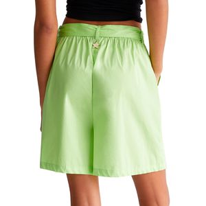 Shorts in tessuto stretch con cintura