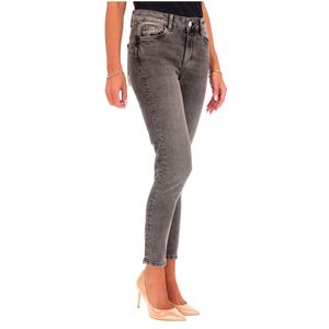 Jeans con bottone in strass