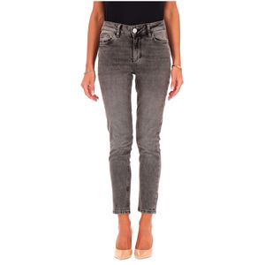 Jeans con bottone in strass