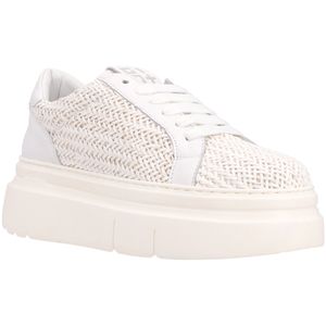 Sneakers with raffia weave
