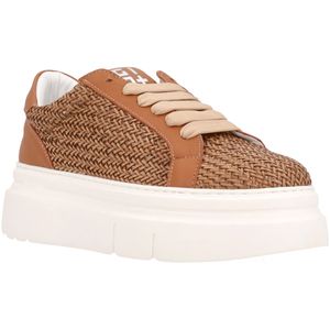 Sneakers with raffia weave