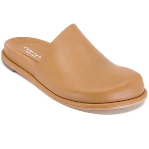 Sabot in camel-colored leather